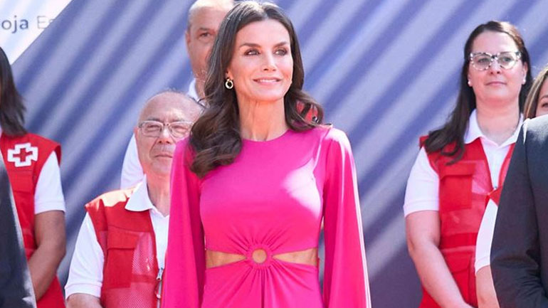 Βασίλισσα Letizia: Αγνόησε το πρωτόκολλο και εμφανίστηκε με cut out dress στην κορυφαία απόχρωση της σεζόν