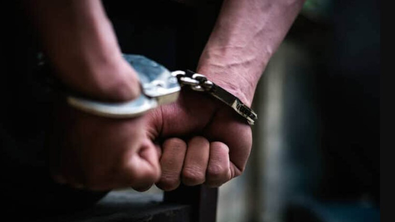 Συνελήφθη «μαϊμού» διανομέας που έκλεβε αυτοκίνητα