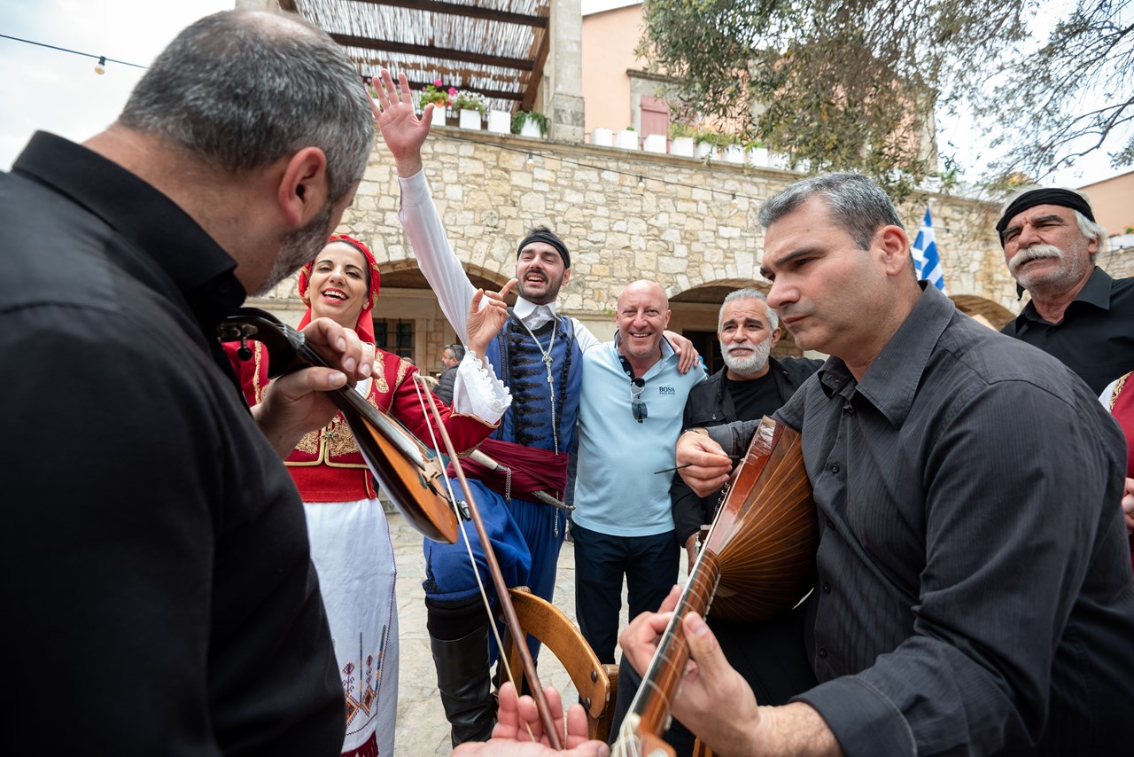 Ο Στέφανος Κάλης, Καθηγητής στο Χάρβαρντ στον τομέα Ιατρικής και Δημόσιας Υγείας, με τους οργανοπαίκτες του Συλλόγου Βρακοφόρων
