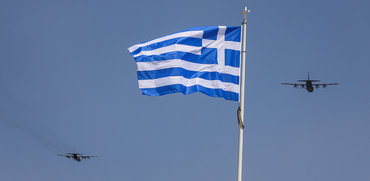 Πτήση αεροσκαφών C-130 των ΗΠΑ και της Ελλάδας πάνω από την Αθήνα
