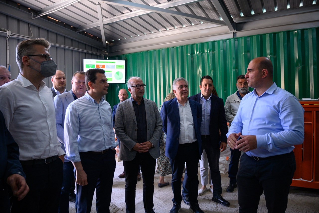 O Υπουργός Επικρατείας, κ. Άκης Σκέρτσος και ο Υπουργός Περιβάλλοντος και Ενέργειας, κ. Κώστας Σκρέκας κατά την ξενάγησή τους στο Κέντρο Κυκλικής Καινοτομίας στην Τήλο από τον Ιδρυτή και Πρόεδρο της Polygreen κ. Αθανάσιο Πολυχρονόπουλο.