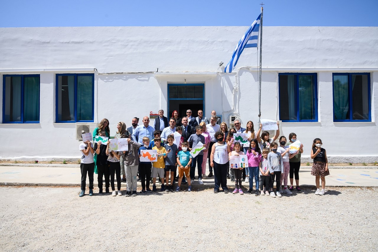 Ομαδική φωτογραφία από την επίσκεψη στο Δημοτικό Σχολείο Τήλου.