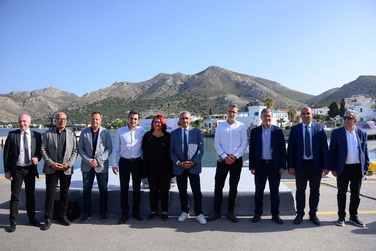 Ομαδική φωτογραφία με τον Υπουργό Επικρατείας, κ. Άκη Σκέρτσο, τον Υπουργό Περιβάλλοντος και Ενέργειας, κ. Κώστα Σκρέκα, τον Γενικό Γραμματέα Συντονισμού Διαχείρισης Αποβλήτων του Υπουργείου Περιβάλλοντος κ. Μανώλη Γραφάκο, τον Περιφερειάρχη Νοτίου Αιγαίου κ. Γιώργο Χατζημάρκο, τη Δήμαρχο Τήλου κα Μαρία Καμμά – Αλιφέρη, τον Ιδρυτή και Πρόεδρο της Polygreen κ. Αθανάσιο Πολυχρονόπουλο, τοπικούς βουλευτές και επικεφαλής της Τοπικής Αυτοδιοίκησης.