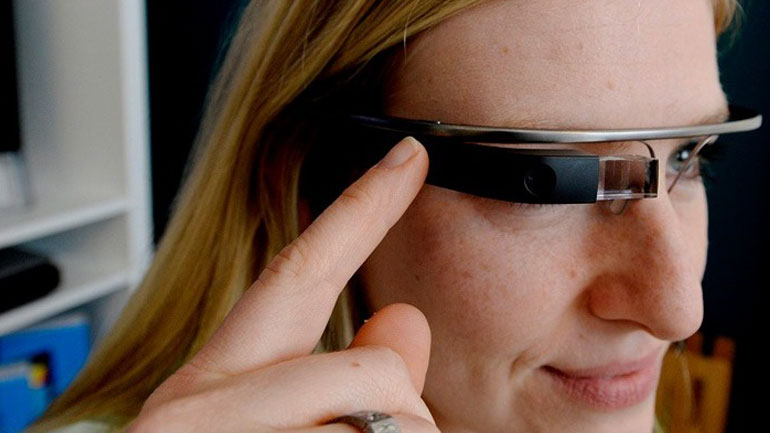 Η Google ετοιμάζει «έξυπνα» γυαλιά επαυξημένης πραγματικότητας που θα μεταφράζουν με υπότιτλους σε πραγματικό χρόνο