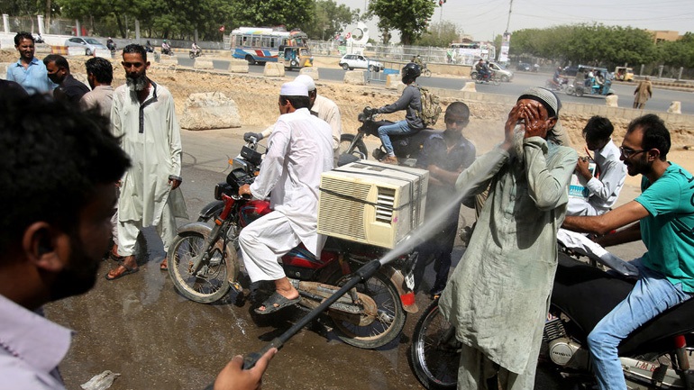 Συνεχίζεται το κύμα καύσωνα στο Πακιστάν, με τη λειψυδρία να εγείρει φόβους για ελλείψεις τροφίμων