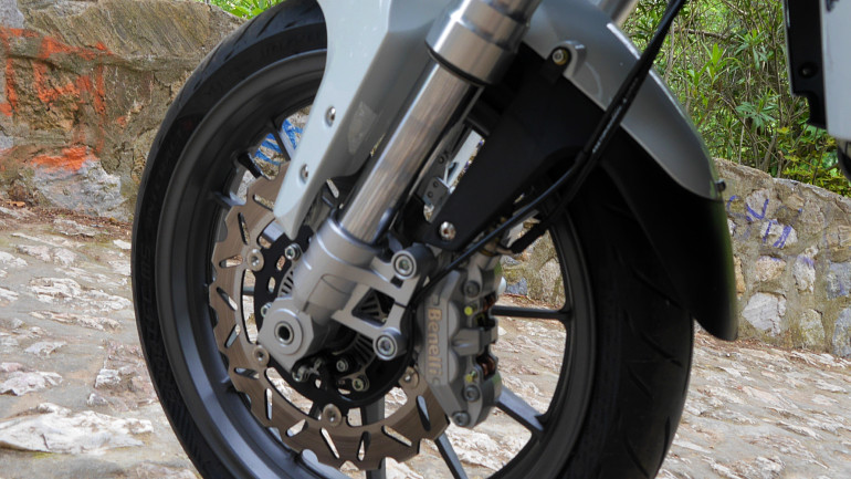 Αποτελεσματικά φρένα με δίσκο τύπου μαργαρίτα εμπρός.