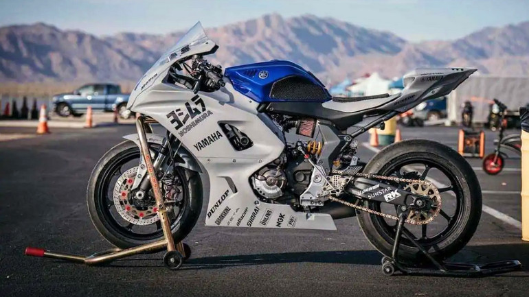 Render εικόνα του Yamaha R7 με τα λογότυπα της Yoshimura.