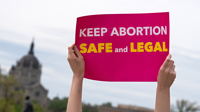 The Lancet: «Γυναίκες θα πεθάνουν» αν ανατραπεί η απόφαση με την οποία νομιμοποιήθηκαν οι αμβλώσεις