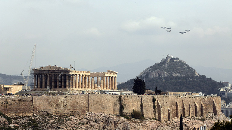Συμβολική πτήση μαχητικών αεροσκαφών και ελικοπτέρων πάνω από την Ακρόπολη