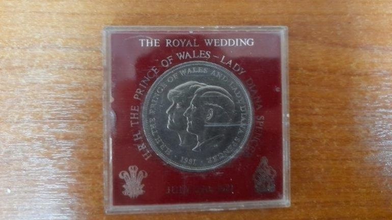 Σπάνιο αναμνηστικό νόμισμα από το γάμου του Καρόλου με την Νταϊάνα βρέθηκε στα χέρια γεωργιανών διαρρηκτών Σπάνιο αναμνηστικό νόμισμα από το γάμου του Καρόλου με την Νταϊάνα βρέθηκε στα χέρια γεωργιανών διαρρηκτών