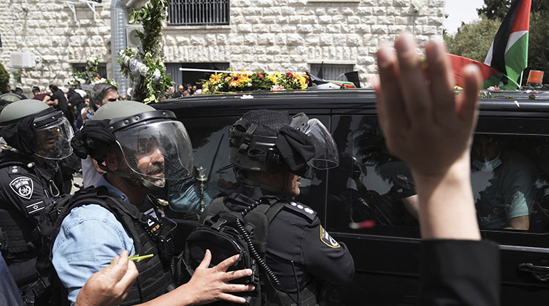 Ισραήλ: Σκηνές βίας κατά την έξοδο του φερέτρου της Παλαιστίνιας δημοσιογράφου από το νοσοκομείο Ισραήλ: Σκηνές βίας κατά την έξοδο του φερέτρου της Παλαιστίνιας δημοσιογράφου από το νοσοκομείο