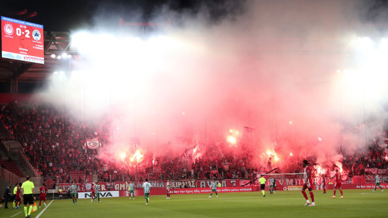 Θύρα 7: «Οι περισσότεροι παίκτες είναι ανάξιοι για τον Ολυμπιακό και θα φύγουν από την ομάδα»