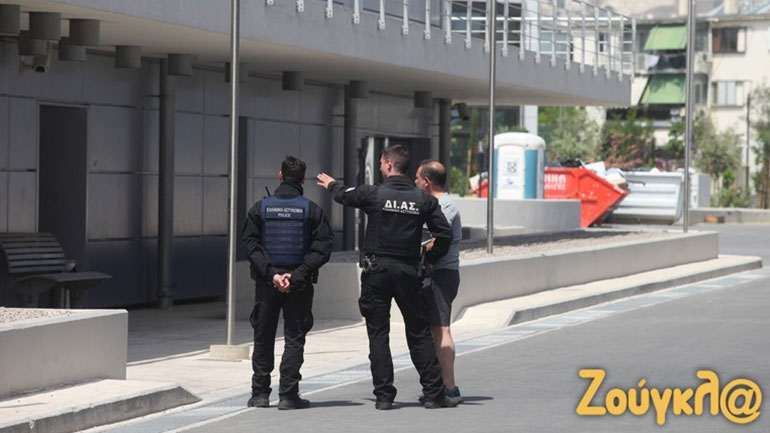 Συναγερμός στο Αιγάλεω: Αυτοκίνητο έπεσε σε τζαμαρία εμπορικού κέντρου