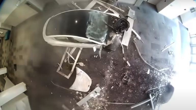 Οδηγός Tesla για να προλάβει πορτοκαλί φανάρι, βρέθηκε μέσα σε συνεδριακό κτίριο