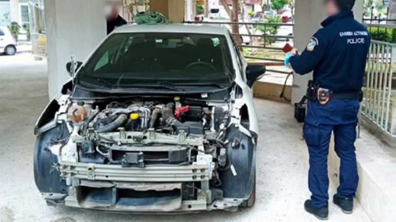 Δείτε πως «έγδυσαν» αυτοκίνητο από πιλοτή πολυκατοικίας. Πήραν μέχρι και τα πατάκια