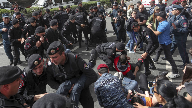 Αρμενία: Χιλιάδες διαδηλωτές απαιτούν την παραίτηση του πρωθυπουργού Πασινιάν