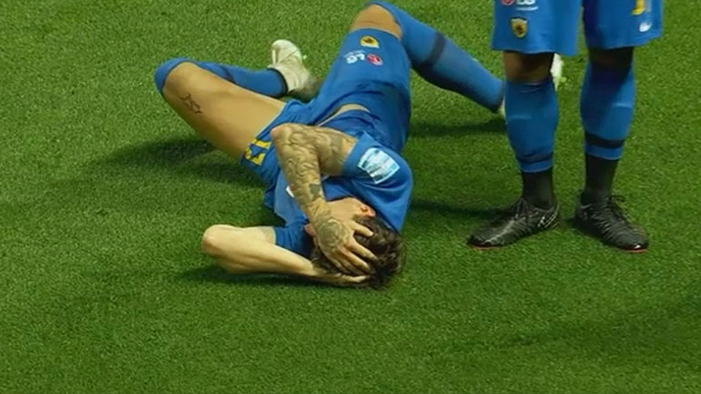 Άρης-ΑΕΚ: Δέχτηκε μπουκάλι στο κεφάλι ο Ρότα