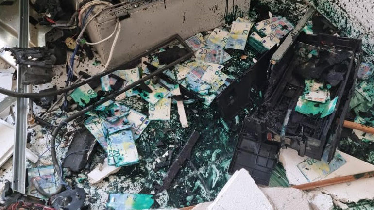 Οι ληστές του ΑΤΜ  της Τρ. Πειραιώς στη Ραφήνα έφυγαν με βαμμένα και άχρηστα χαρτονομίσματα