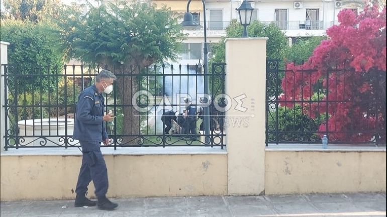 Καλαμάτα: Κουκουλοφόρος εισέβαλε στο προαύλιο της Τράπεζας Ελλάδος Καλαμάτα: Κουκουλοφόρος εισέβαλε στο προαύλιο της Τράπεζας Ελλάδος