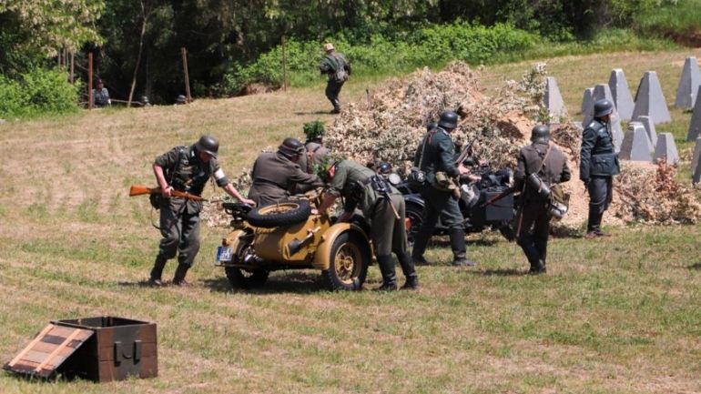 Στην αναπαράσταση της Μάχης των Οχυρών ο αρχηγός ΓΕΕΘΑ Στην αναπαράσταση της Μάχης των Οχυρών ο αρχηγός ΓΕΕΘΑ