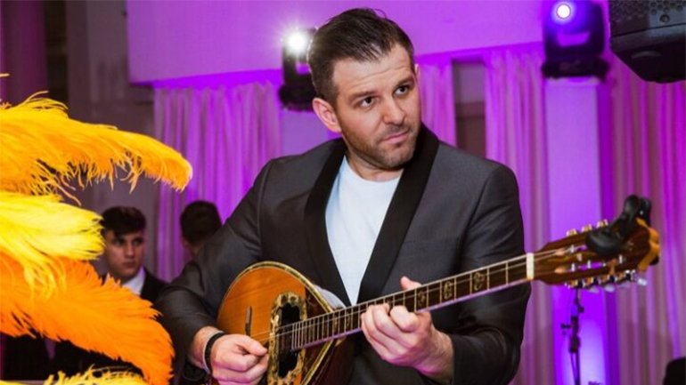 Θανάσης Σικοβάρης: Ο Έλληνας σολίστ που υμνεί το μπουζούκι στην Αμερική και αποθεώθηκε μέχρι και από τον Τραμπ