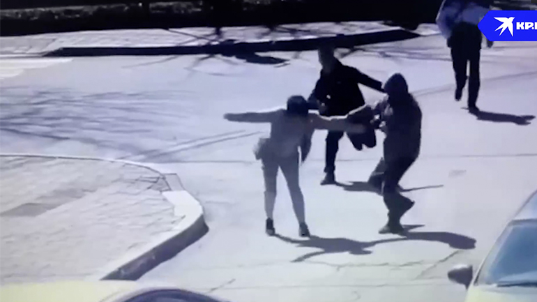 Περαστικοί σταματούν κλέφτη που κλέβει την τσάντα μιας γυναίκας