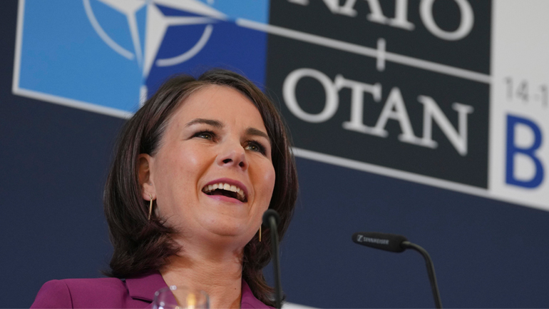 Αν. Μπέρμποκ: Οι βομβαρδισμοί της Ρωσίας στην Ουκρανία πρέπει να σταματήσουν