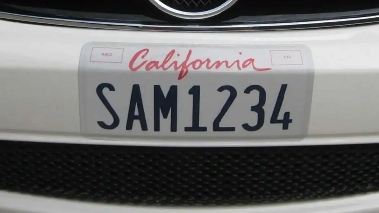 Η Καλιφόρνια επιτρέπει πλέον τις πινακίδες – αυτοκόλλητα 