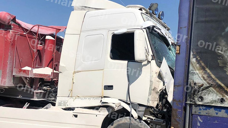 Καραμπόλα με τέσσερις νταλίκες στη Λάρισα – Εγκλωβίστηκε οδηγός