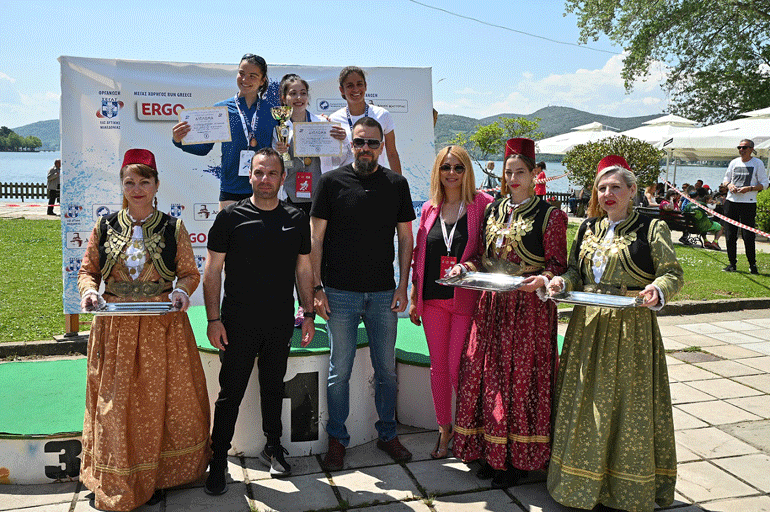  βράβευση των γυναικών δρομέων που τερμάτισαν πρώτες στα 10 χλμ.  