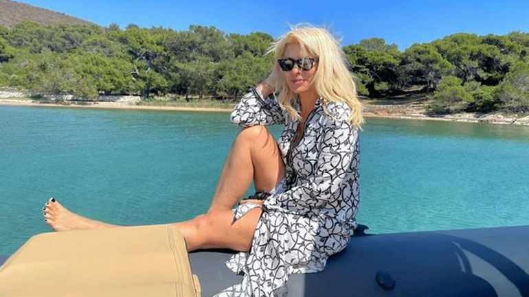 Ελένη Μενεγάκη: H φωτογραφία αγκαλιά με τη μητέρα της στην Κάρυστο