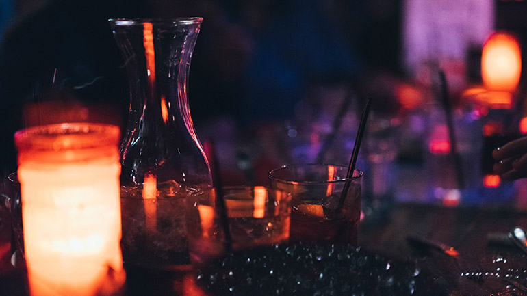 Θεσσαλονίκη: Μήνυσε νυχτερινό κέντρο καταγγέλλοντας ότι, αντί για νερό, του σέρβιραν… χλωρίνη