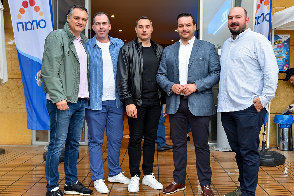 Ο ιδιοκτήτης του καταστήματος ΟΠΑΠ, Βασίλης Διαμαντίδης, με την Ομάδα Πωλήσεων του ΟΠΑΠ.