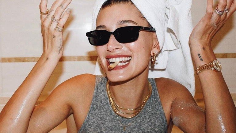 Η Hailey Bieber φτιάχνει homemade pizza – toast 