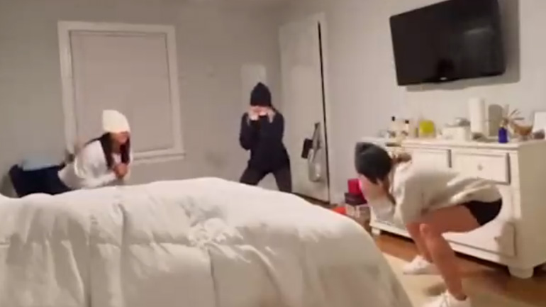 Τρία κορίτσια παίζουν ένα παιχνίδι