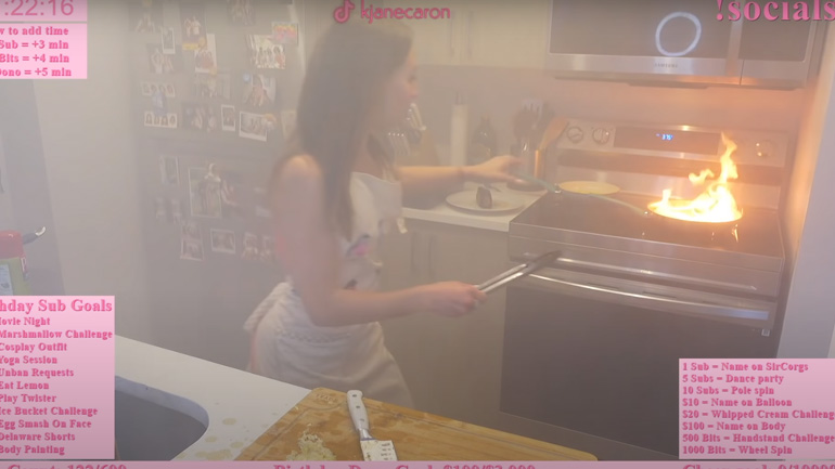 Streamer βάζει φωτιά στην κουζίνα κατά τη διάρκεια ενός live