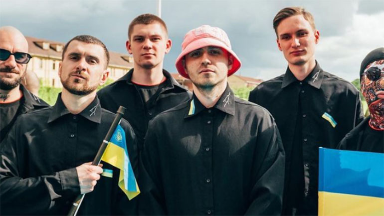 Ουκρανία: Με λουλούδια υποδέχθηκαν το συγκρότημα Kalush Orchestra μετά τον θρίαμβο στη Eurovision
