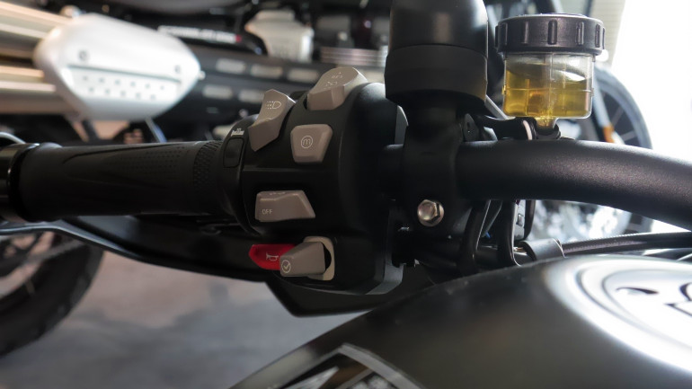 Από την αριστερή πλευρά του τιμονιού γίνεται ο έλεγχος πολλών ηλεκτρονικών συστημάτων της μοτοσικλέτας.