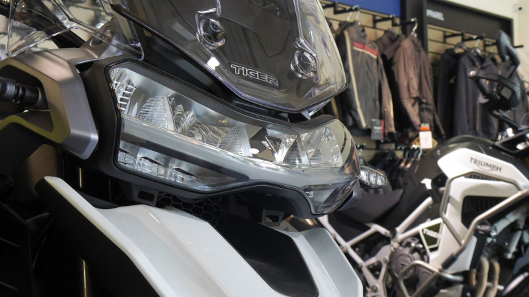 LED φωτιστικό σώμα εμπρός με πολύ χαρακτηριστική φωτεινή υπογραφή στο φως ημέρας.