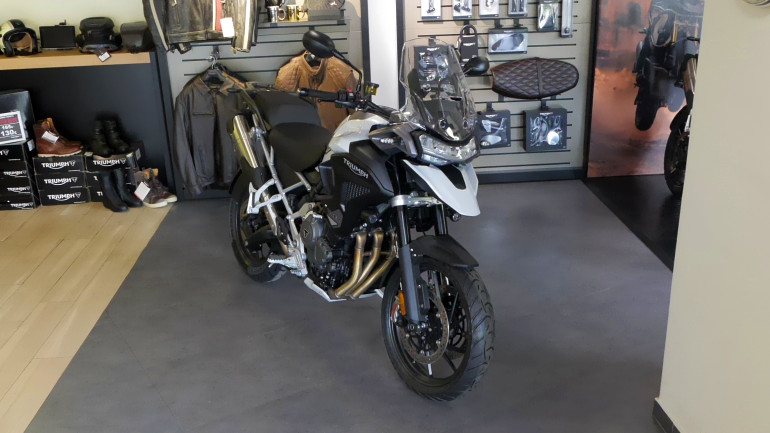 Η έκδοση GT Pro σε λευκό χρωματισμό.