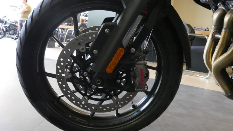 Τα φρένα είναι της Brembo με δαγκάνες Stylema και δίσκους 320mm.