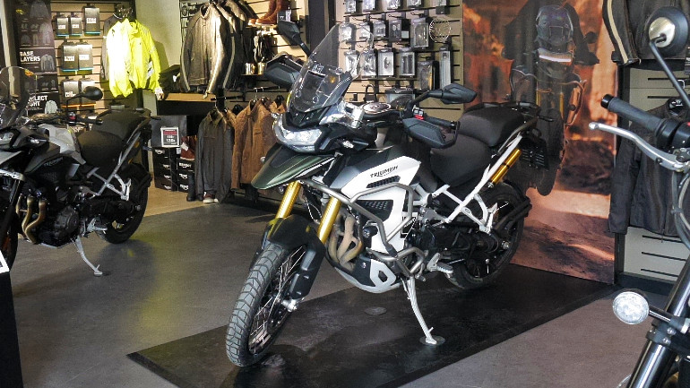 Πιο ελκυστική και σίγουρα πιο σκληροτράχηλη είναι η έκδοση Rally του Tiger 1200. 