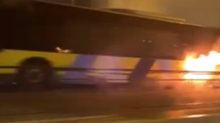 Πικέρμι: Λεωφορείο έπιασε φωτιά εν κινήσει!