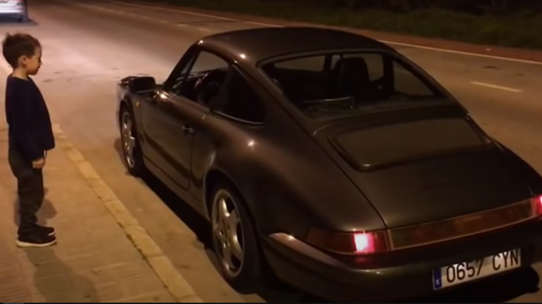 Η γλυκιά στιγμή που ένας πιτσιρικάς ερωτεύεται τα αυτοκίνητα και σωριάζεται από τη χαρά του! 