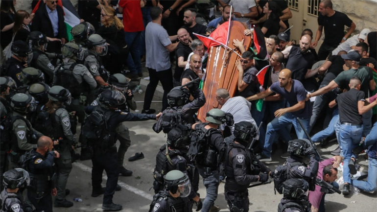 Ισραήλ: Συνελήφθη νεκροπομπός στην κηδεία της δημοσιογράφου Σίριν Άμπου Άκλεχ