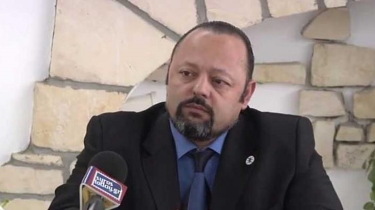 Επανεμφανίστηκε ο Αρτέμης Σώρρας, σε βίλα στο Λαγονήσι μπροστά στους οπαδούς του