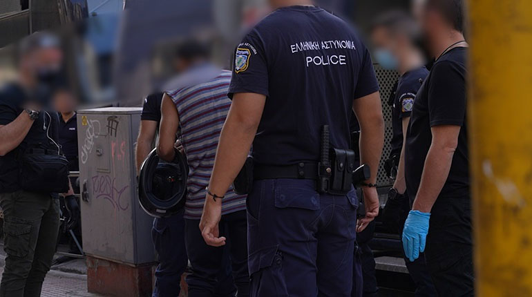 Επικοινωνιακή «φιέστα» Θεοδωρικάκου με «επιχείρηση σκούπα» στο κέντρο της Αθήνας