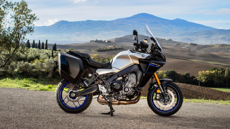 Η Yamaha Tracer 9 GT κοντράρει στα ίσια το Honda CB500X για την κορυφαία μοτοσικλέτα.