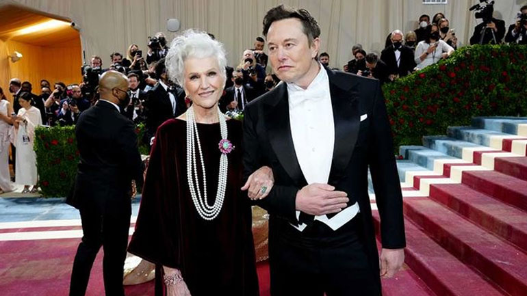 Maye Musk: Η 74χρονη μητέρα του Elon Musk στο εξώφυλλο του Sports Illustrated