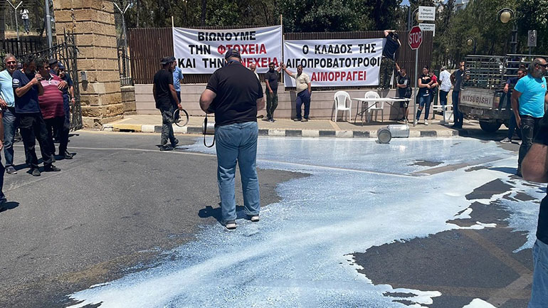Διαμαρτυρία κτηνοτρόφων στη Λευκωσία – Έχυσαν γάλα έξω από το Προεδρικό Μέγαρο